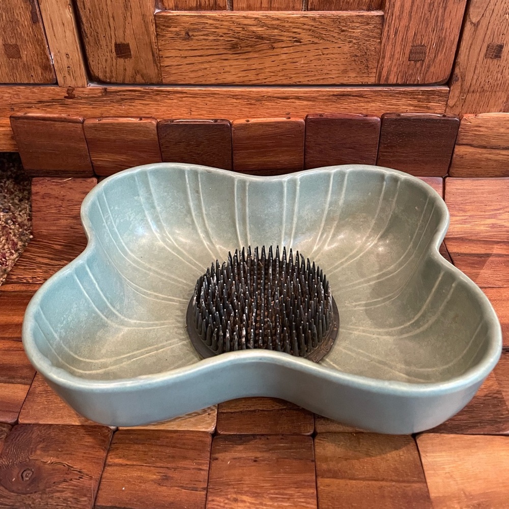 Vintage Hull Regal 317 Bone Shaped Green Planter With Metal Flower Frog